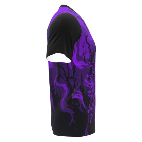 Camisa com estampa de floresta assombrada em tons de roxo e preto, galhos secos e névoa misteriosa cobrindo toda a peça, com castelo sombrio na frente e efeito assustador nas mangas.