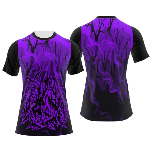 Camisa com estampa de floresta assombrada em tons de roxo e preto, galhos secos e névoa misteriosa cobrindo toda a peça, com castelo sombrio na frente e efeito assustador nas mangas.