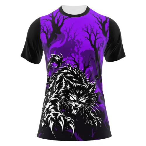 Camisa estampada por inteiro com fundo roxo e preto, árvores secas e um gato preto assustador na frente, criando um visual sombrio e impactante para Halloween.