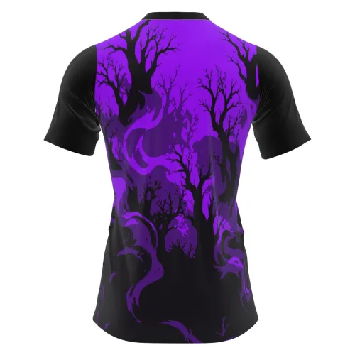 Camisa estampada por inteiro com fundo roxo e preto, árvores secas e um gato preto assustador na frente, criando um visual sombrio e impactante para Halloween.