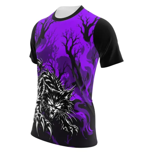 Camisa estampada por inteiro com fundo roxo e preto, árvores secas e um gato preto assustador na frente, criando um visual sombrio e impactante para Halloween.