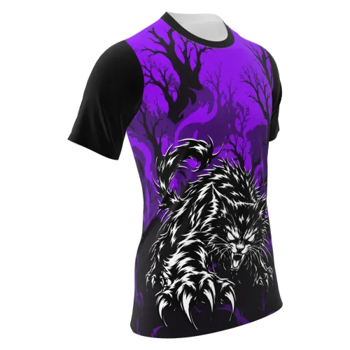 Camisa estampada por inteiro com fundo roxo e preto, árvores secas e um gato preto assustador na frente, criando um visual sombrio e impactante para Halloween.