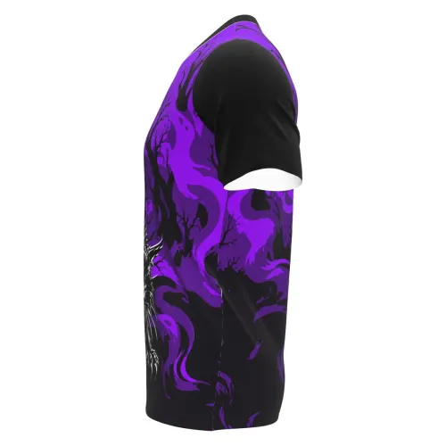 Camisa estampada por inteiro com fundo roxo e preto, árvores secas e um gato preto assustador na frente, criando um visual sombrio e impactante para Halloween.
