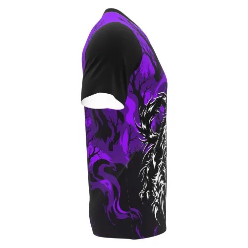 Camisa estampada por inteiro com fundo roxo e preto, árvores secas e um gato preto assustador na frente, criando um visual sombrio e impactante para Halloween.