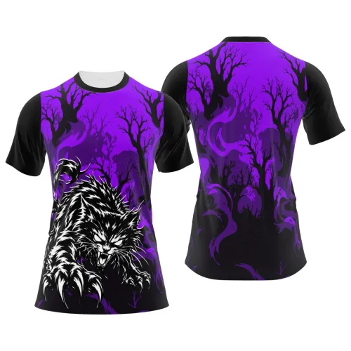 Camisa estampada por inteiro com fundo roxo e preto, árvores secas e um gato preto assustador na frente, criando um visual sombrio e impactante para Halloween.