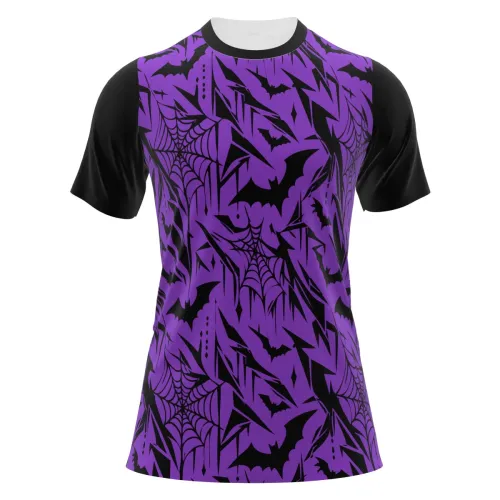 Camisa estampada por inteiro com fundo roxo, morcegos pretos e teias de aranha, incluindo frente, costas e mangas pretas, perfeita para o clima de Halloween.