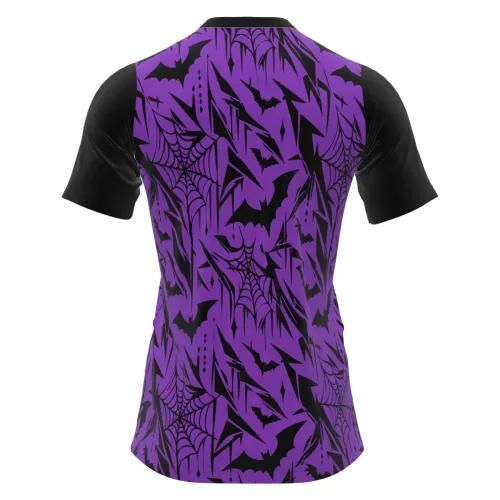 Camisa estampada por inteiro com fundo roxo, morcegos pretos e teias de aranha, incluindo frente, costas e mangas pretas, perfeita para o clima de Halloween.