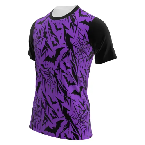 Camisa estampada por inteiro com fundo roxo, morcegos pretos e teias de aranha, incluindo frente, costas e mangas pretas, perfeita para o clima de Halloween.