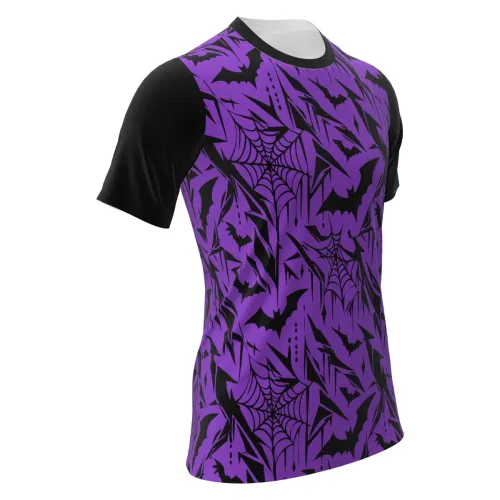 Camisa estampada por inteiro com fundo roxo, morcegos pretos e teias de aranha, incluindo frente, costas e mangas pretas, perfeita para o clima de Halloween.
