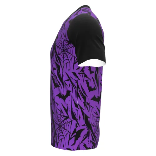 Camisa estampada por inteiro com fundo roxo, morcegos pretos e teias de aranha, incluindo frente, costas e mangas pretas, perfeita para o clima de Halloween.