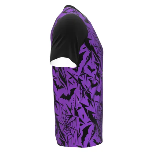 Camisa estampada por inteiro com fundo roxo, morcegos pretos e teias de aranha, incluindo frente, costas e mangas pretas, perfeita para o clima de Halloween.