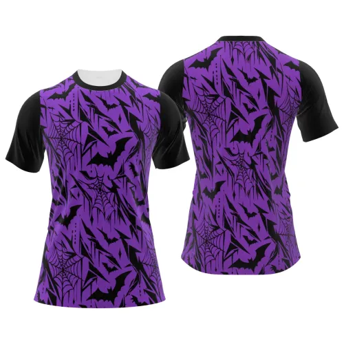 Camisa estampada por inteiro com fundo roxo, morcegos pretos e teias de aranha, incluindo frente, costas e mangas pretas, perfeita para o clima de Halloween.