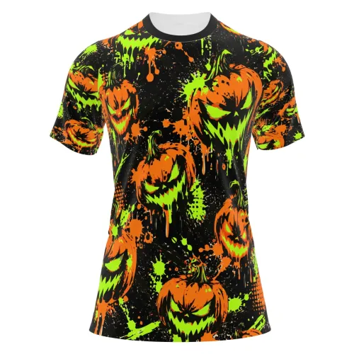 Camisa estampada por inteiro com abóboras assustadoras em laranja e verde neon, fundo preto e detalhes de respingos, cobrindo frente, costas, mangas e gola no estilo Halloween.