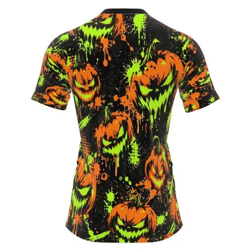 Camisa estampada por inteiro com abóboras assustadoras em laranja e verde neon, fundo preto e detalhes de respingos, cobrindo frente, costas, mangas e gola no estilo Halloween.