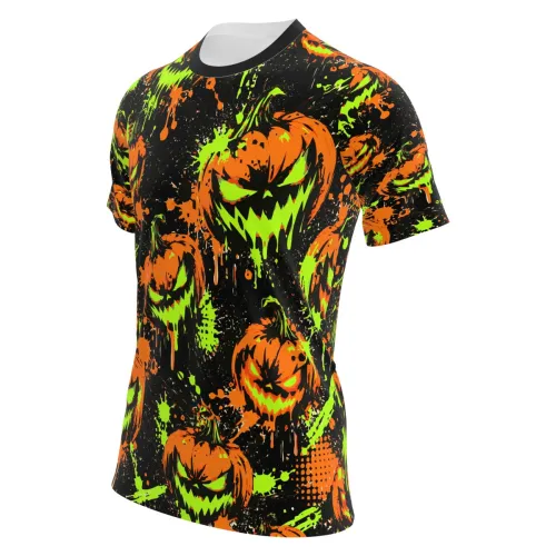 Camisa estampada por inteiro com abóboras assustadoras em laranja e verde neon, fundo preto e detalhes de respingos, cobrindo frente, costas, mangas e gola no estilo Halloween.
