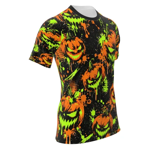 Camisa estampada por inteiro com abóboras assustadoras em laranja e verde neon, fundo preto e detalhes de respingos, cobrindo frente, costas, mangas e gola no estilo Halloween.