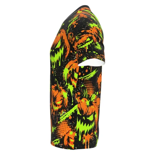 Camisa estampada por inteiro com abóboras assustadoras em laranja e verde neon, fundo preto e detalhes de respingos, cobrindo frente, costas, mangas e gola no estilo Halloween.