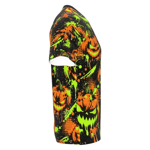 Camisa estampada por inteiro com abóboras assustadoras em laranja e verde neon, fundo preto e detalhes de respingos, cobrindo frente, costas, mangas e gola no estilo Halloween.