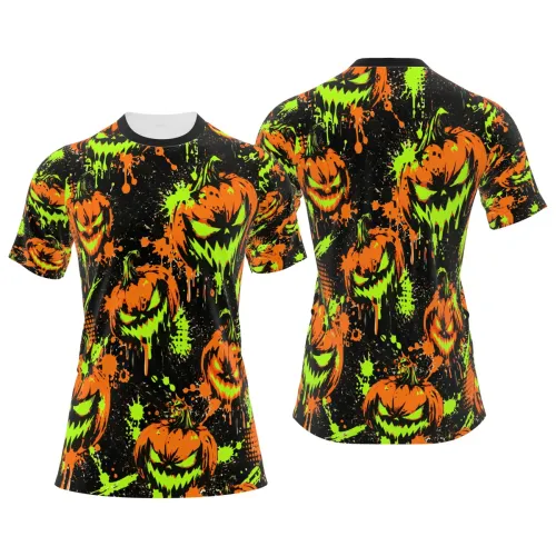 Camisa estampada por inteiro com abóboras assustadoras em laranja e verde neon, fundo preto e detalhes de respingos, cobrindo frente, costas, mangas e gola no estilo Halloween.