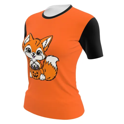 Camisa inteira com fundo laranja, mangas e gola pretas, e uma raposinha fofa segurando uma abóbora cheia de doces estampada na frente.