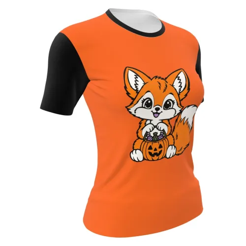 Camisa inteira com fundo laranja, mangas e gola pretas, e uma raposinha fofa segurando uma abóbora cheia de doces estampada na frente.