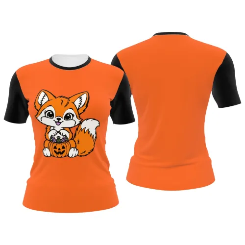 Camisa inteira com fundo laranja, mangas e gola pretas, e uma raposinha fofa segurando uma abóbora cheia de doces estampada na frente.