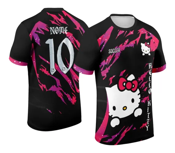 Camisa preta com estampa da Hello Kitty na frente com laço rosa, detalhes em degradê rosa e roxo, texto vertical 'HELLO KITTY', costas com nome personalizável, número 10 branco com pequenos ícones da Hello Kitty.