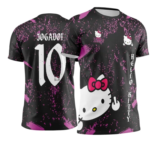 Camisa preta com respingos rosa e grande estampa da Hello Kitty branca de laço vermelho na frente, com o nome Hello Kitty escrito verticalmente. Nas costas, o número 10 branco com 'JOGADOR' acima e mini Hello Kitty no número.