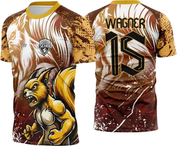 Camisa com esquilo musculoso marrom em pose de ataque na frente, fundo com cabeça de esquilo em tons bege, mangas amarelo mostarda com manchas marrons, costas com nome WAGNER e número 15 em preto com contorno amarelo.