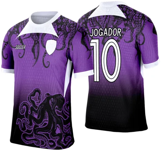 Camisa esporte com degradê roxo e preto, polvo preto estilizado na frente e costas, gola e punhos brancos. Frente com escudo branco e texto Soccer. Costas com nome JOGADOR e número 10 em branco.