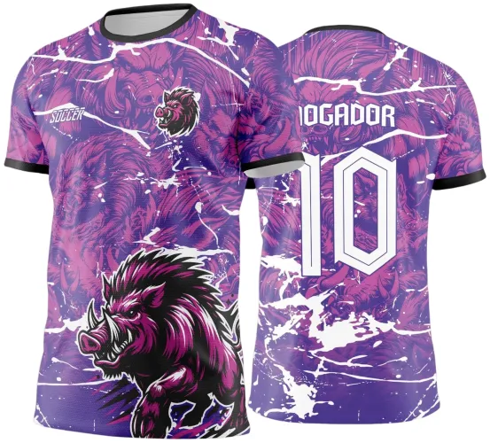 Camisa esportiva com grande desenho frontal de javali roxo agressivo, fundo com múltiplos javalis em tons roxos, texto SOCCER na frente e nas costas o número 10 em branco com contorno roxo e a palavra JOGADOR acima.