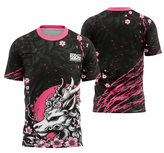 Camisa com Kirin branco e detalhado rodeado por flores rosa na frente, colarinho rosa e fundo preto floral; costas com padrão floral escuro, flores rosa e listras diagonais rosa vibrante.