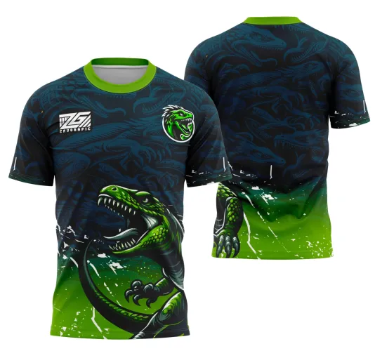 Camisa com ilustração frontal de lagarto verde em pose agressiva, fundo preto com degradê azul e verde, gola verde, logo branco no peito esquerdo e escudo com rosto de lagarto no peito direito, mesma temática nas costas com degradê verde.