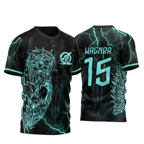 Camisa preta com leão azul segurando tridente na frente e raios em azul claro. Nas costas, nome Wagner e número 15 grandes com raios azuis iluminando o fundo preto.