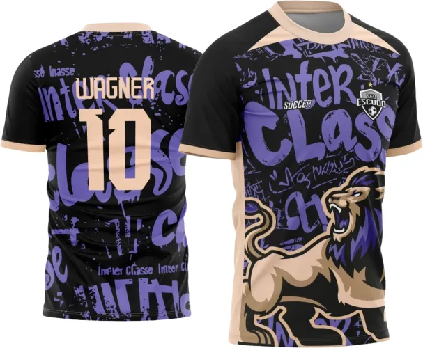 Camisa preta com detalhes em bege e roxo, frente com leão rugindo e textos graffiti Inter Classe e Soccer, costas com nome Wagner e número 10 em bege sobre fundo roxo graffiti