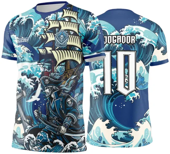 Camisa com arte de navio pirata detalhado em tons azuis e bege na frente, pirata armado com espada e chapéu de caveira, e costas com ondas em azul e branco, textos JOGADOR e número 10 aplicados.