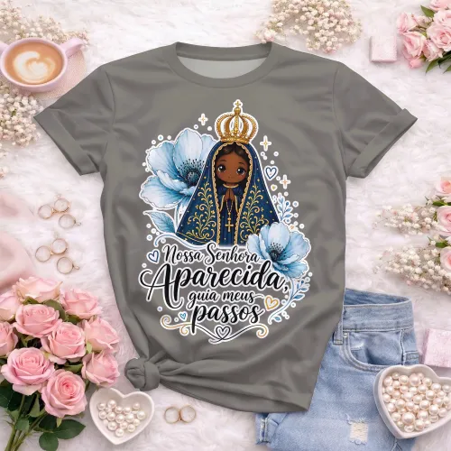 Camiseta rosa com estampa de Nossa Senhora Aparecida e flores azuis grandes