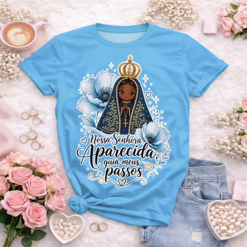 Estampa delicada de Nossa Senhora Aparecida com flores, corações e detalhes ornamentais