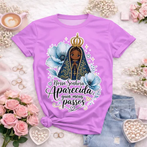 Estampa religiosa de Nossa Senhora Aparecida em camiseta rosa com flores delicadas