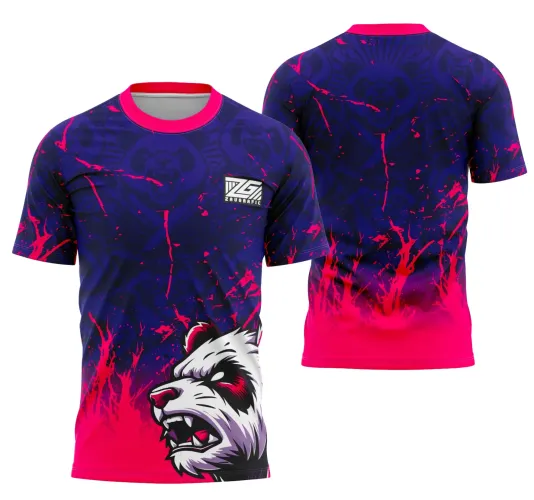 Camisa com arte de panda feroz em azul escuro e rosa; o mascote aparece grande e agressivo na frente, com logo 'ZG ZAUORAFIC' no peito esquerdo; atrás, fundo com várias imagens de panda em azul escuro e respingos vermelhos com degradê rosa.