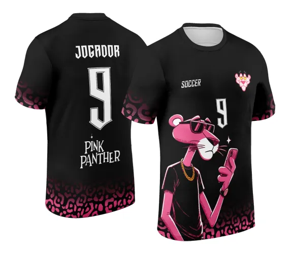 Camisa preta com ágil Pantera Cor-de-Rosa vestindo camiseta preta, correntinha e óculos escuros segurando celular na frente, número 9 branco e textos Soccer e Jogador com oncinha rosa decorando mangas e barra.