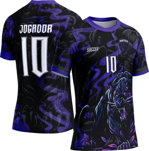 Camisa preta com gola e mangas roxas, frente estampada com pantera negra atacando em detalhes roxos e azuis, escudo PANTERA no peito, número 10 e texto SOCCER. Costas com número 10 grande e texto JOGADOR em branco.