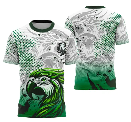 Camisa com frente dominada por papagaio verde estilizado em destaque, fundo cinza com desenhos de pássaros. Nas costas, padrões cinza de aves sobre degradê verde. Gola verde escura complementa o visual vibrante.