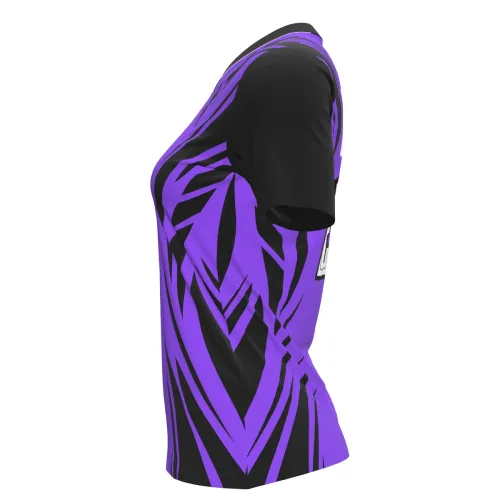 Camisa de futebol feminino com design moderno em roxo e preto, cobrindo frente, costas, mangas e gola, com detalhes gráficos marcantes e nome personalizado nas costas.