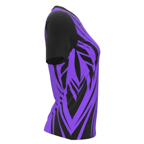 Camisa de futebol feminino com design moderno em roxo e preto, cobrindo frente, costas, mangas e gola, com detalhes gráficos marcantes e nome personalizado nas costas.