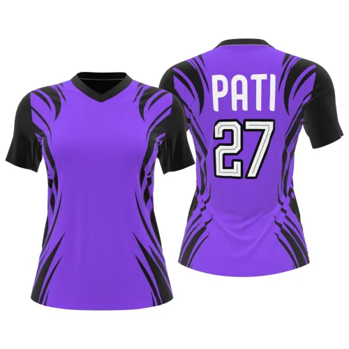 Camisa de futebol feminino com design moderno em roxo e preto, cobrindo frente, costas, mangas e gola, com detalhes gráficos marcantes e nome personalizado nas costas.