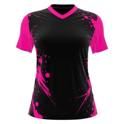 Camisa feminina de futebol com design moderno em preto e detalhes vibrantes em pink, incluindo mangas, gola e respingos estilizados que cobrem toda a peça, frente, costas e mangas.