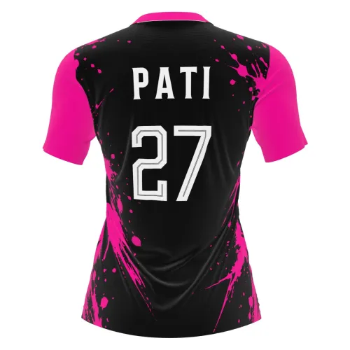 Camisa feminina de futebol com design moderno em preto e detalhes vibrantes em pink, incluindo mangas, gola e respingos estilizados que cobrem toda a peça, frente, costas e mangas.
