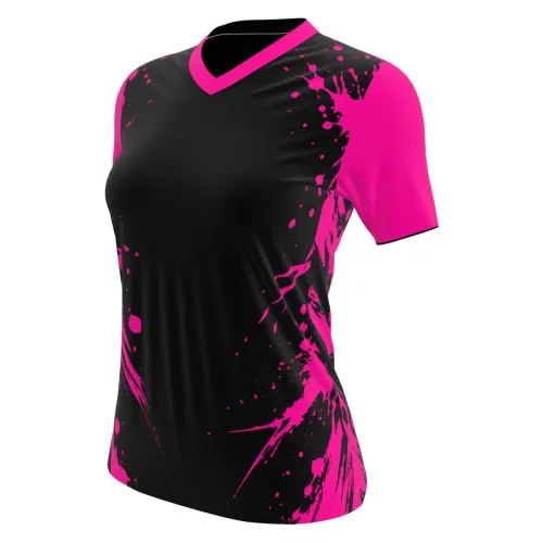 Camisa feminina de futebol com design moderno em preto e detalhes vibrantes em pink, incluindo mangas, gola e respingos estilizados que cobrem toda a peça, frente, costas e mangas.