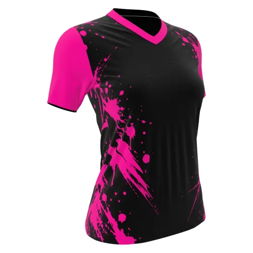 Camisa feminina de futebol com design moderno em preto e detalhes vibrantes em pink, incluindo mangas, gola e respingos estilizados que cobrem toda a peça, frente, costas e mangas.